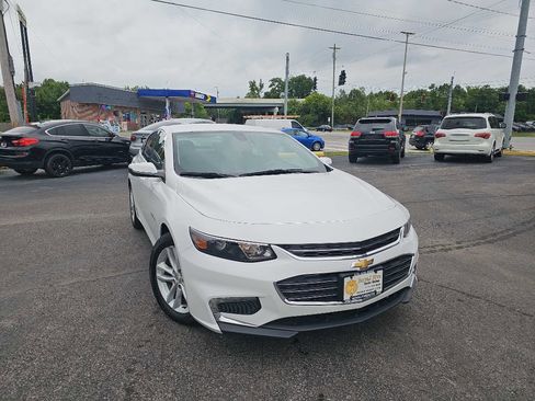 Used 2017 Chevrolet Malibu LT image 4