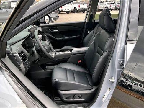 Certified 2025 Nissan Rogue SL w/ Tech Package image 18