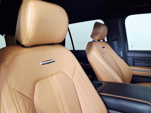 Used 2024 Ford Expedition Platinum image 11