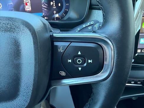 Used 2023 Volvo XC40 B5 Plus image 22