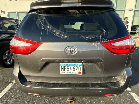Used 2015 Toyota Sienna LE FWD image 3