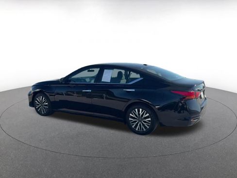 Used 2025 Nissan Altima 2.5 SV image 10