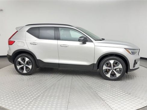 Certified 2025 Volvo XC40 B5 Plus image 9
