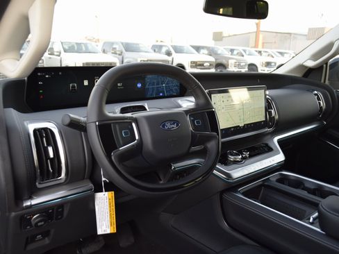 New 2025 Ford Expedition Platinum w/ Driver's Package image 17