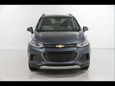 Certified 2022 Chevrolet Trax LT w/ LT Convenience Package image 2