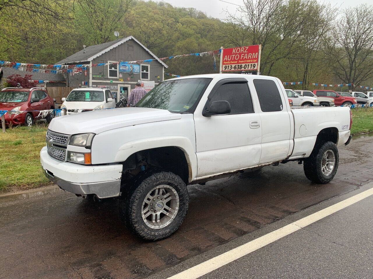 Used 2005 Chevrolet Silverado 2500 W/T AWD/4WD image 2