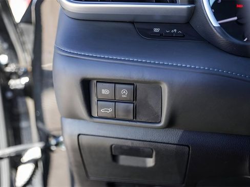 Used 2023 Toyota Highlander XLE image 18