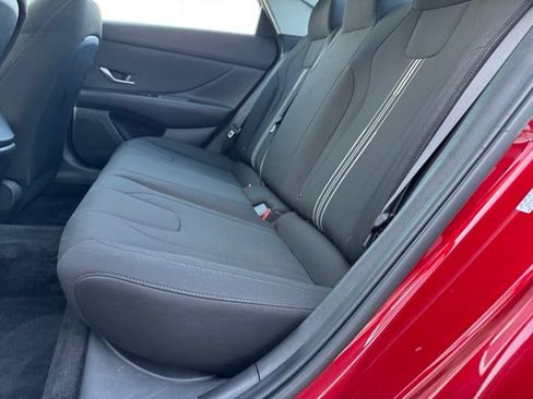 Used 2023 Hyundai Elantra SEL w/ Preferred Accessory Package FWD image 8