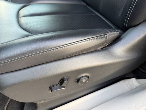 Used 2024 Chrysler Pacifica Touring-L image 13