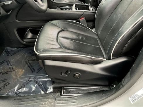 Used 2025 Chrysler Pacifica Limited FWD image 34