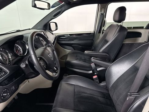Used 2017 Dodge Grand Caravan SXT FWD image 6