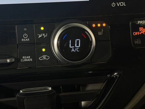 Used 2023 Toyota Highlander XLE FWD image 19