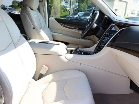 Used 2020 Cadillac Escalade Luxury AWD/4WD image 15