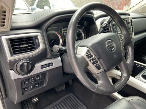 Used 2018 Nissan Titan PRO-4X w/ Pro-4x Convenience Package AWD/4WD image 12