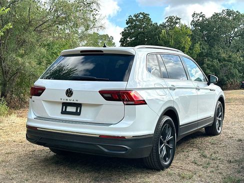 Used 2022 Volkswagen Tiguan SE w/ Panoramic Sunroof Package FWD image 4