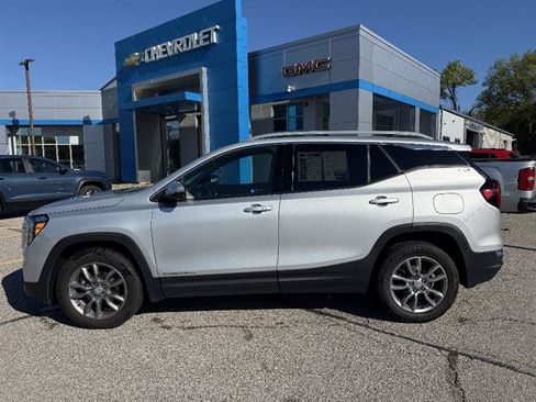 Used 2022 GMC Terrain SLT AWD/4WD image 3