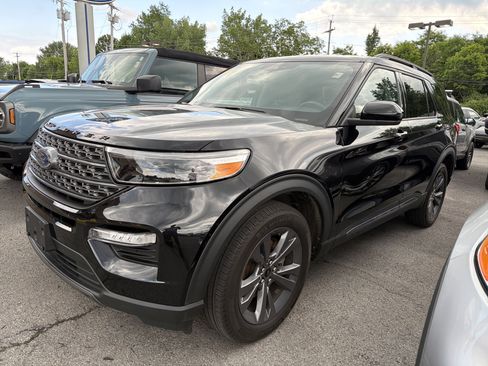 Used 2023 Ford Explorer XLT w/ Equipment Group 202A AWD/4WD image 4