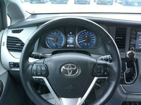 Used 2018 Toyota Sienna XLE image 11
