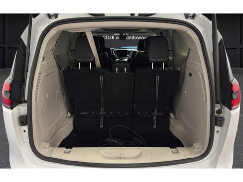 Used 2023 Chrysler Pacifica Limited w/ Uconnect Theater Family Group FWD image 28