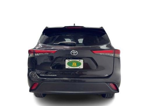 Used 2021 Toyota Highlander LE FWD image 3