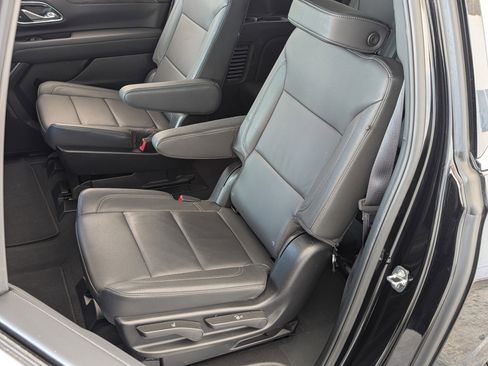 Used 2024 Chevrolet Suburban LT w/ Luxury Package RWD image 16