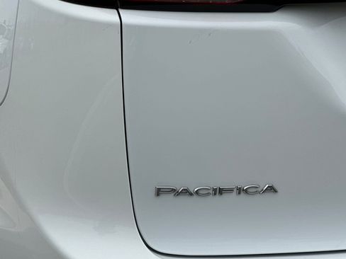 Used 2023 Chrysler Pacifica Touring-L FWD image 32