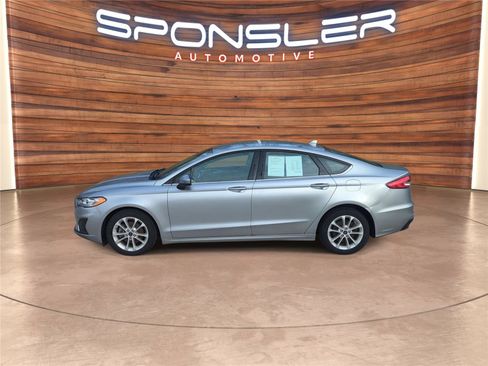 Used 2020 Ford Fusion SE image 2