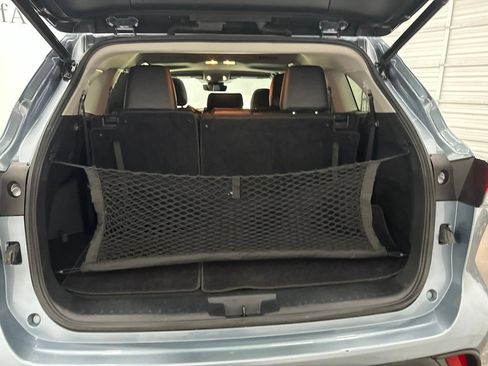 Used 2022 Toyota Highlander XLE AWD/4WD image 30