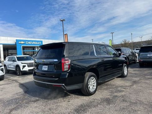 Used 2024 Chevrolet Suburban LT image 3