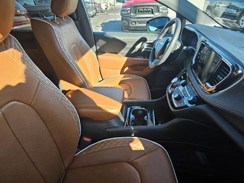 Used 2024 Chrysler Pacifica Pinnacle w/ Trailer Tow Group image 10