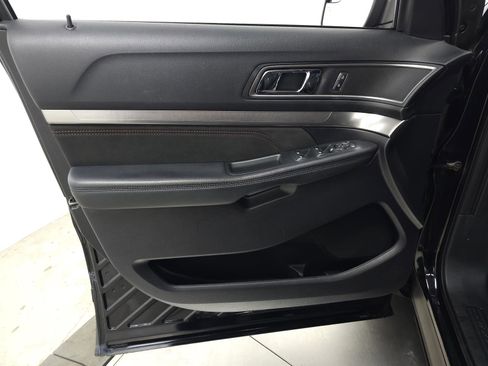 Used 2018 Ford Explorer XLT w/ Equipment Group 202A image 13