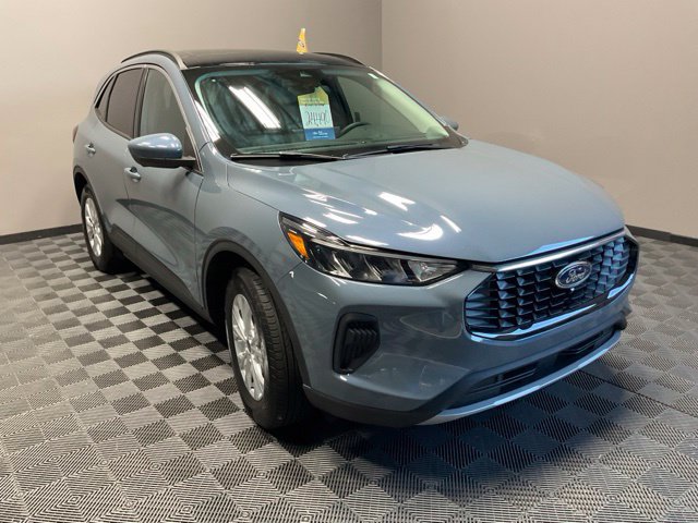 Used 2023 Ford Escape Active w/ Tech Pack #2 AWD/4WD image 2