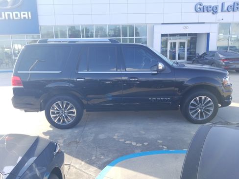 Used 2017 Lincoln Navigator Select RWD image 8
