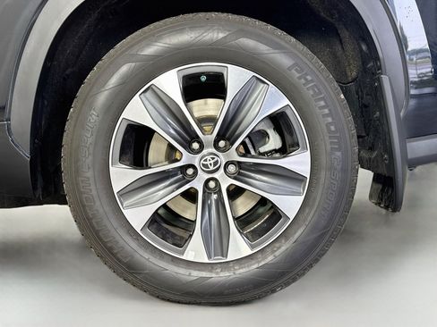 Used 2022 Toyota Highlander XLE AWD/4WD image 32
