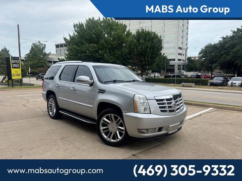 Used 2013 Cadillac Escalade Luxury RWD image 1