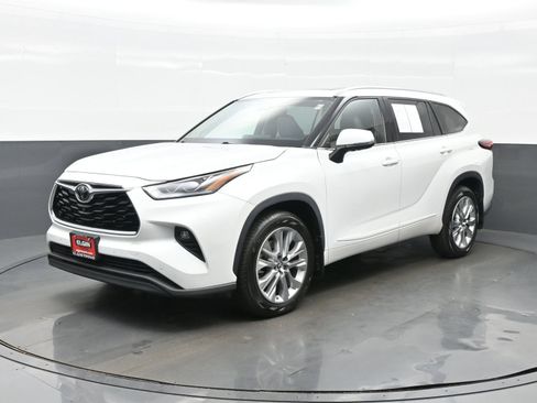 Used 2022 Toyota Highlander Limited AWD/4WD image 2