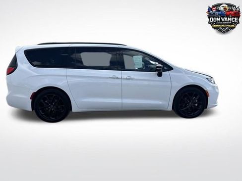 Used 2025 Chrysler Pacifica Limited FWD image 5