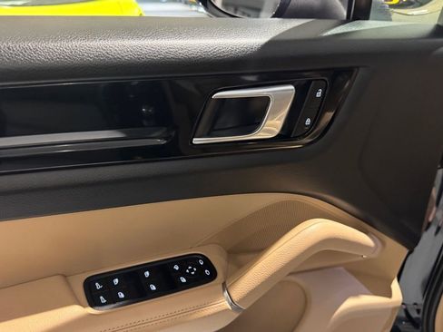 Used 2023 Porsche Cayenne image 33