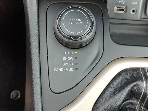 Certified 2018 Jeep Cherokee Limited w/ Technology Group image 19