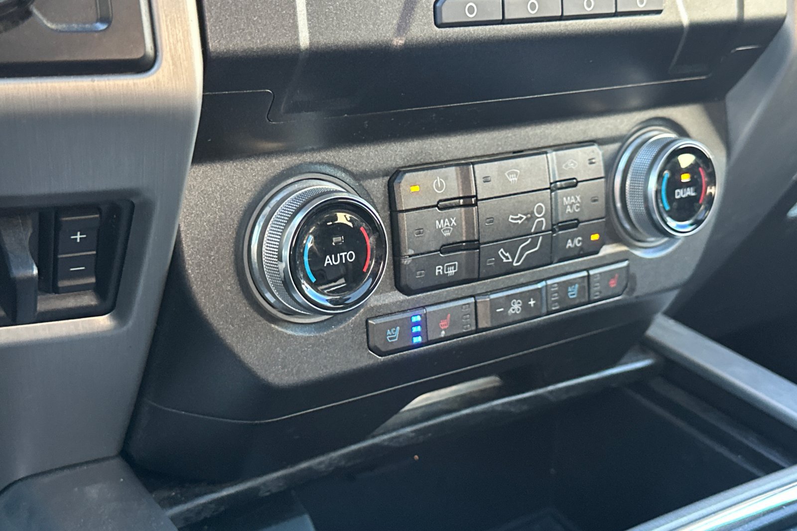 Used 2019 Ford F250 Platinum w/ Platinum Ultimate Package AWD/4WD image 28