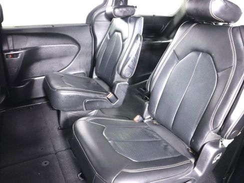 Used 2021 Chrysler Pacifica Touring-L w/ S Appearance Package image 34