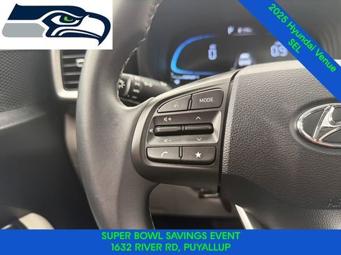 Used 2025 Hyundai Venue SEL image 12