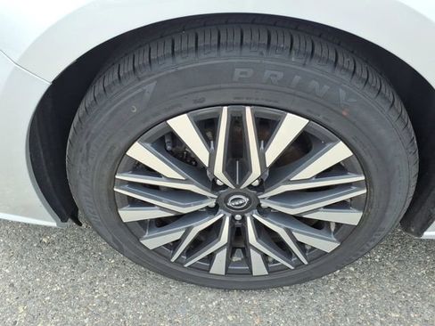 Used 2024 Nissan Altima 2.5 SV FWD image 9