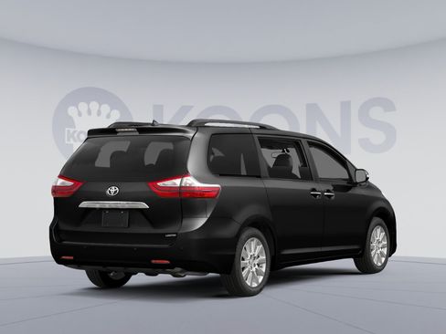 Used 2015 Toyota Sienna XLE FWD image 2