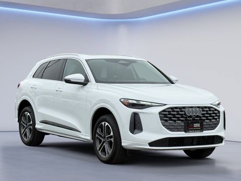 Used 2025 Audi Q5 Premium w/ Convenience Package image 1