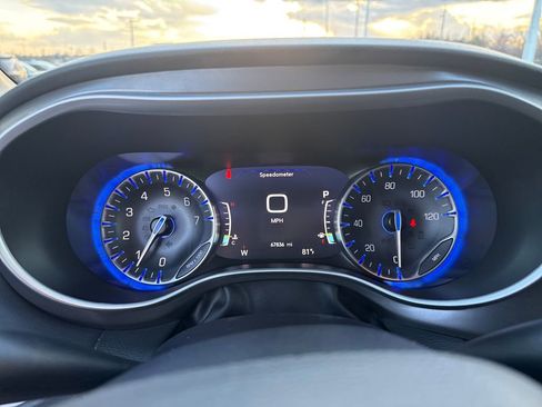 Used 2024 Chrysler Pacifica Touring-L image 17