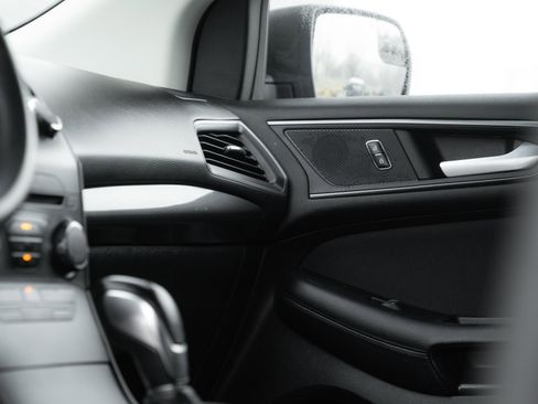 Used 2018 Ford Edge SE image 23