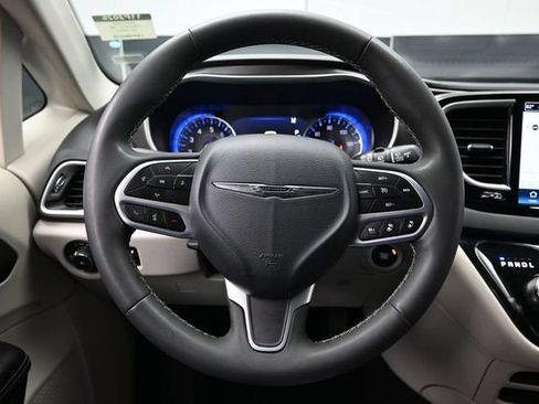 Certified 2024 Chrysler Pacifica Touring-L FWD image 27