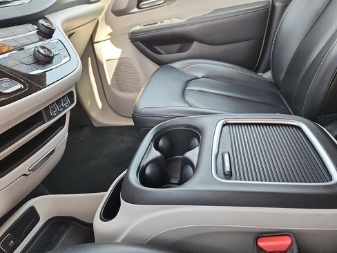 Used 2023 Chrysler Pacifica Touring-L FWD image 20