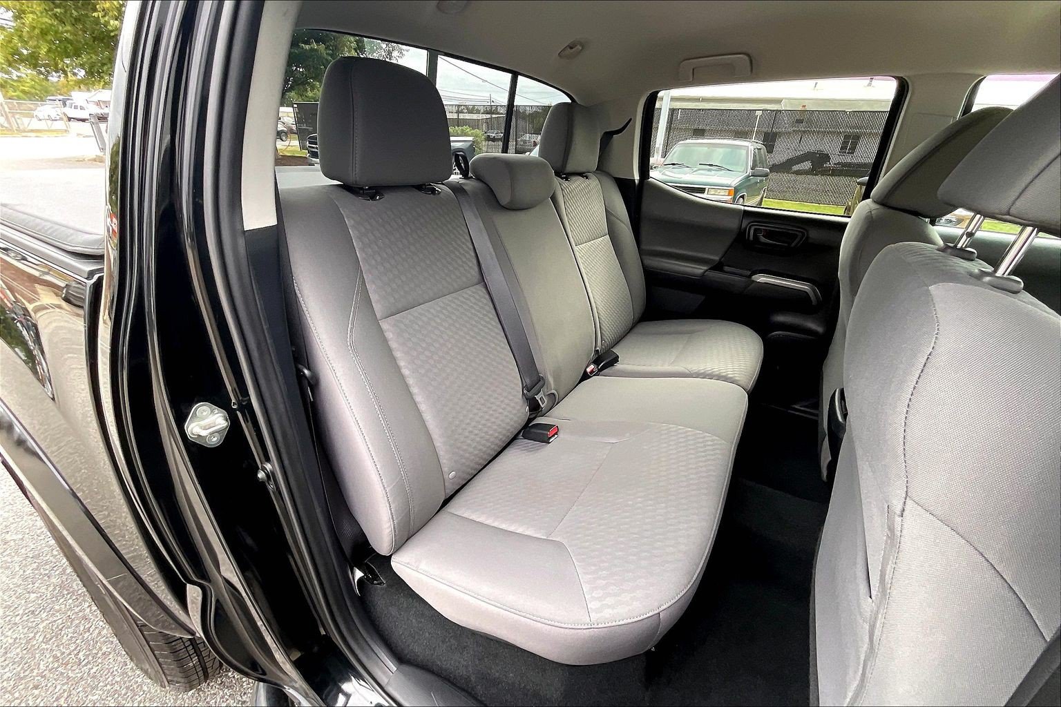 Used 2020 Toyota Tacoma SR5 AWD/4WD image 31